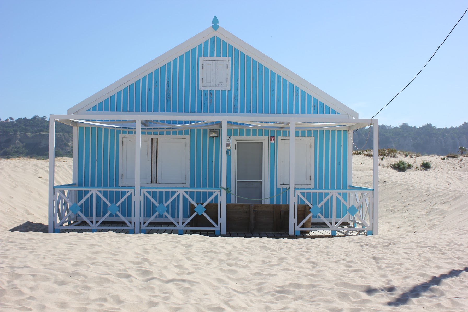 Beach houses just after our spot on Nova Praia beach