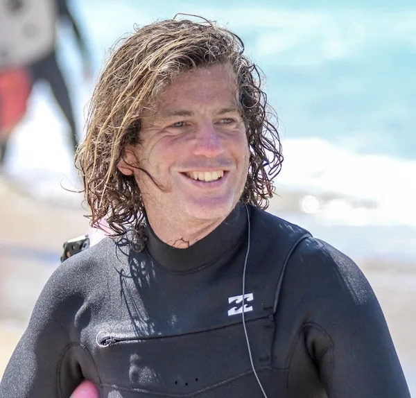 O Tiago é um surfista de longa data que decidiu seguir a sua paixão e partilhá-la com outros, tornando-se instrutor de surf, guia de viagens e tours de surf.
Podes contar com ele para te ensinar a surfar ou para ajudar na tua progressão enquanto surfista.