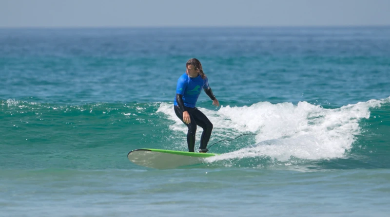 A surfar de Backside numa onda para a direita